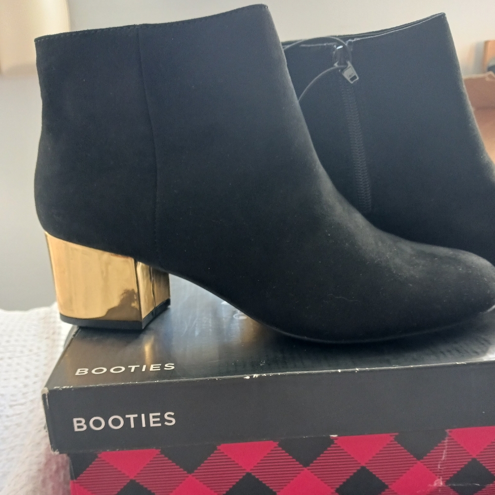 NWOT Arizona gold heel booties size 7